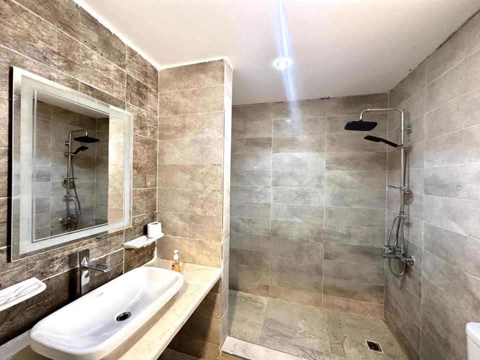 Shower, Toilet, Bathroom, towels