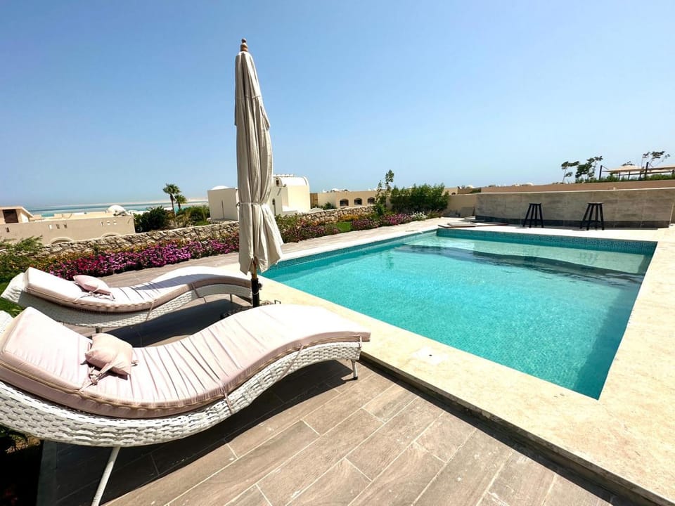 Day, Natural landscape, Pool view, Swimming pool, minibar, sunbed