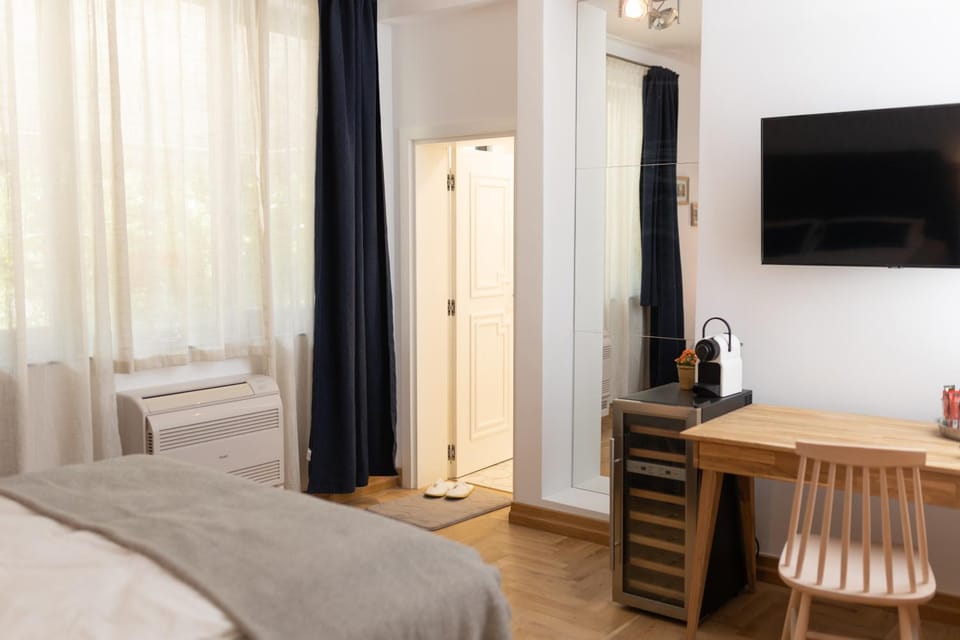 Bed, TV and multimedia, Photo of the whole room, Bedroom