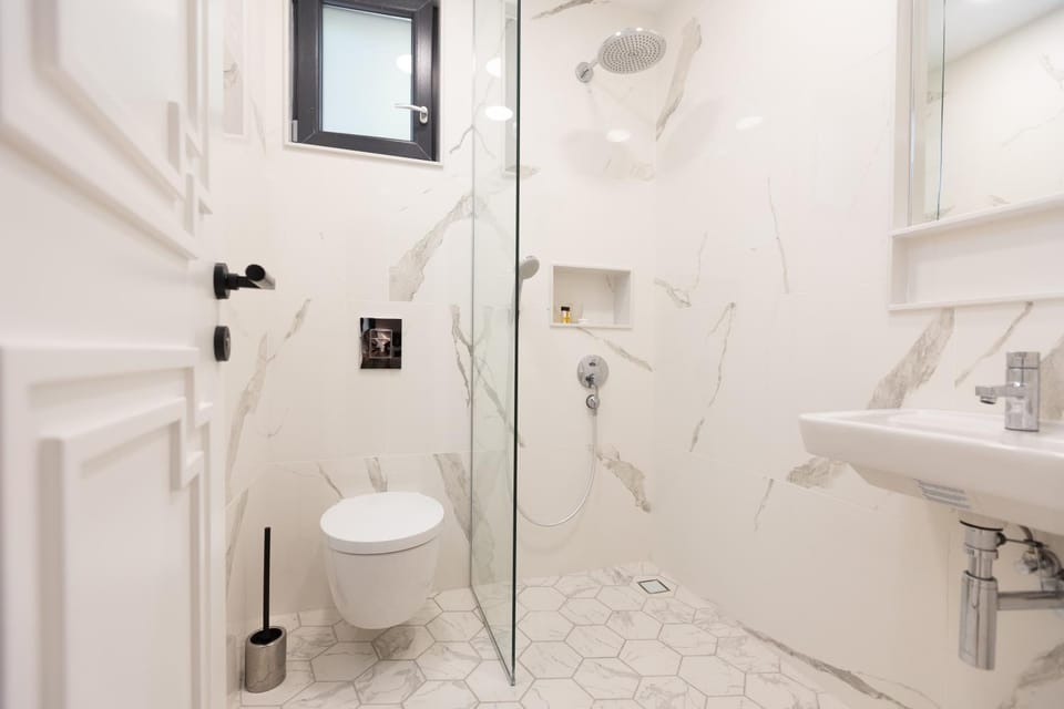 Shower, Toilet, Bathroom, towels