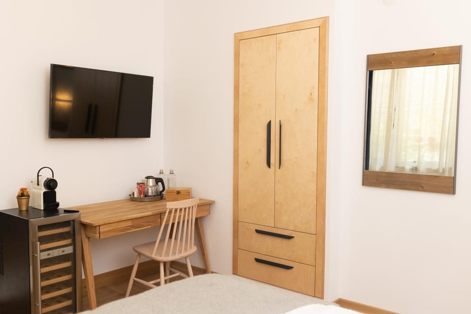 Bed, TV and multimedia, Photo of the whole room, Bedroom, wardrobe