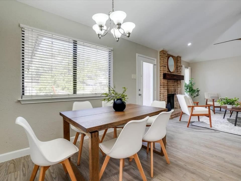 Texan Hideaway - Cozy Convenient Comfortable House in Lewisville