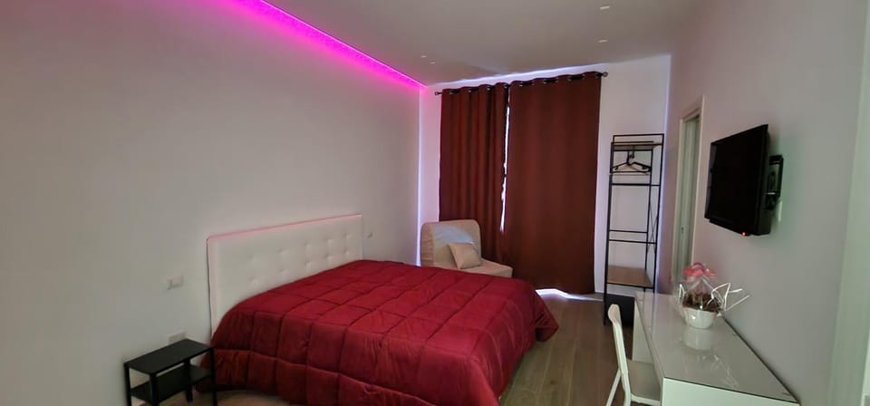 Bed, TV and multimedia, Bedroom, hair dresser