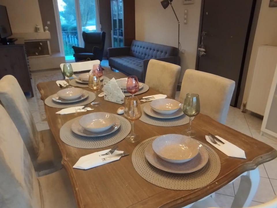 Seating area, Dining area