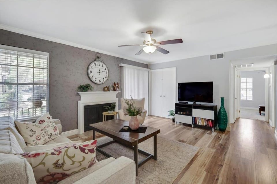 Heart of Dallas - Cozy Apt 2Bed Pool Green Apartment in Addison