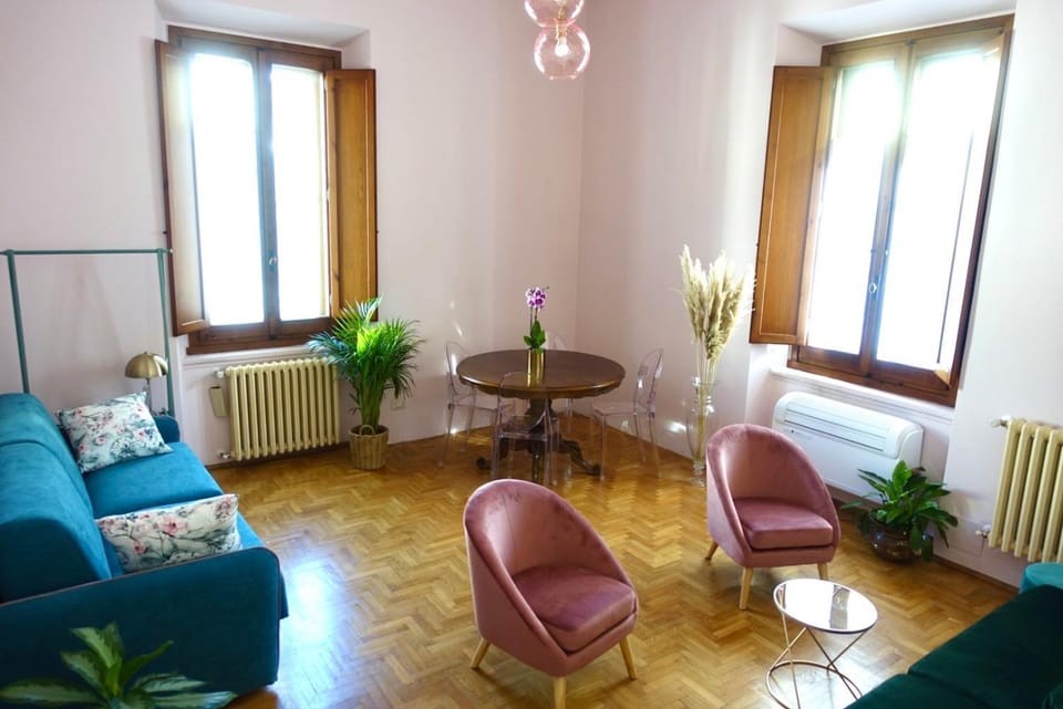Bed, Living room, Seating area, Dining area, internet
