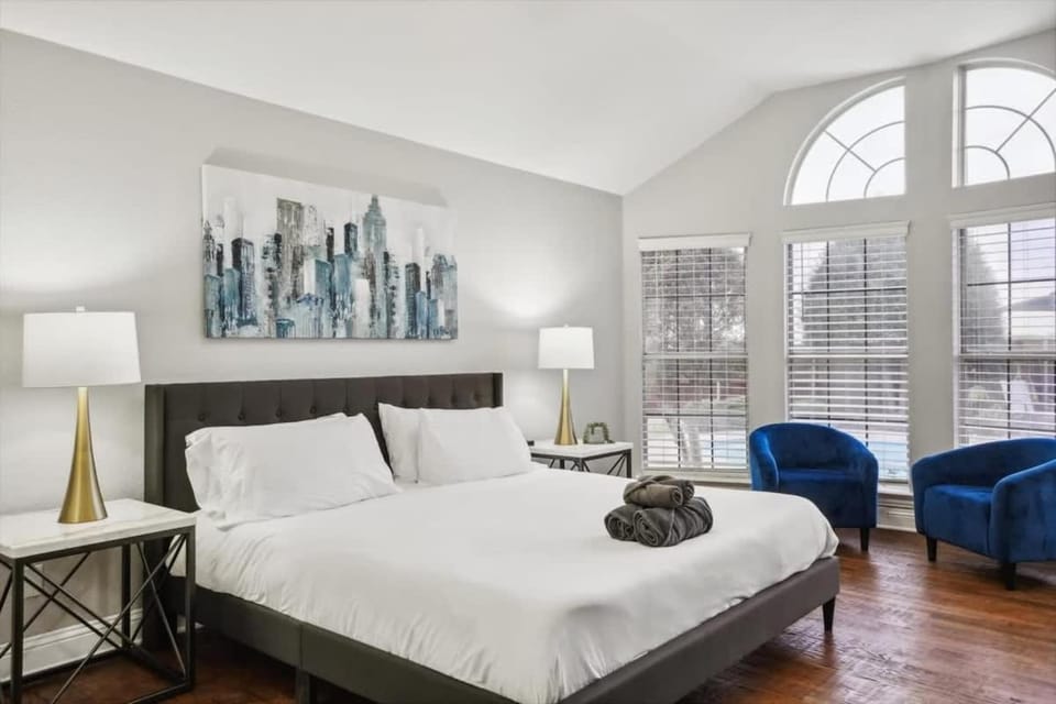Modern Spacious - Pool & Backyard Oasis & Cinema House in Rowlett
