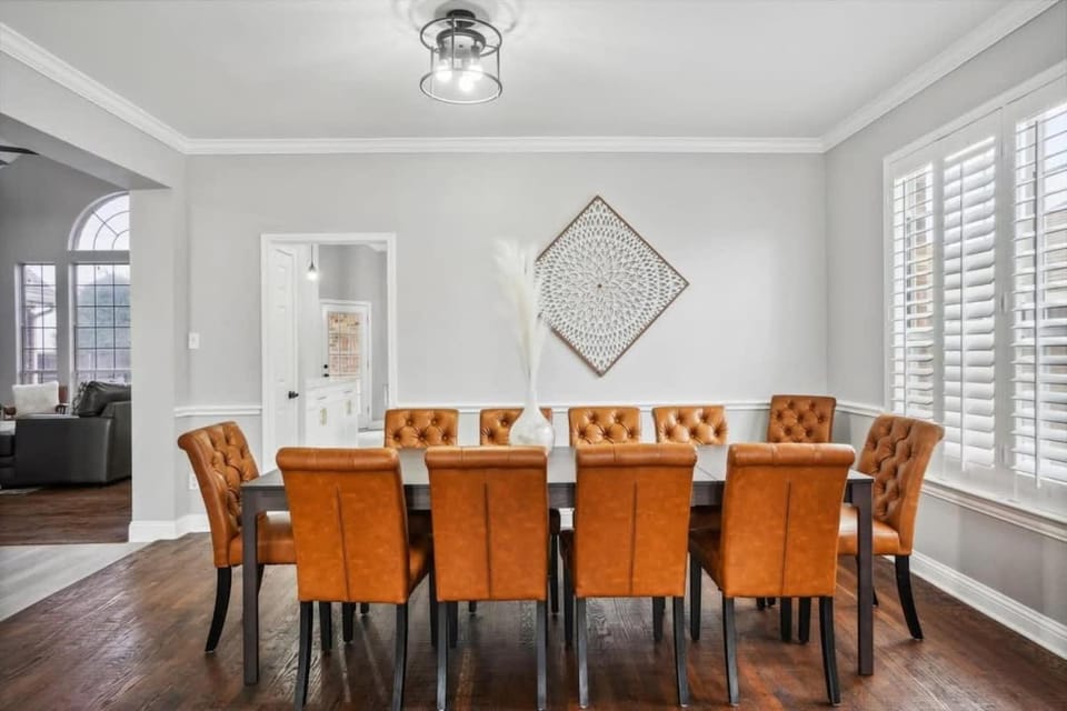 Modern Spacious - Pool & Backyard Oasis & Cinema House in Rowlett