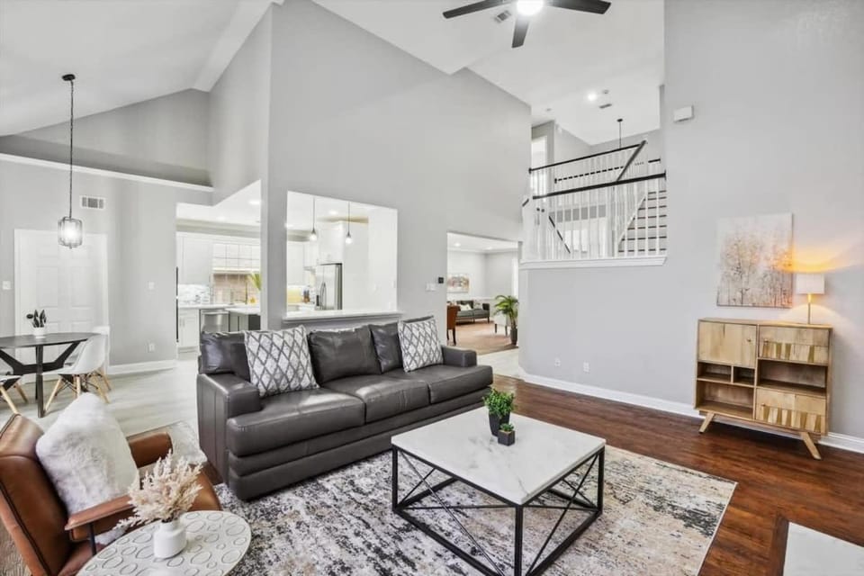 Modern Spacious - Pool & Backyard Oasis & Cinema House in Rowlett
