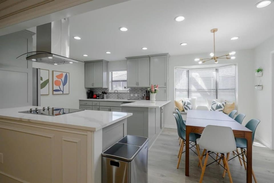 Vibrant Spacious Home w Private Pool and Jacuzzi House in Richardson