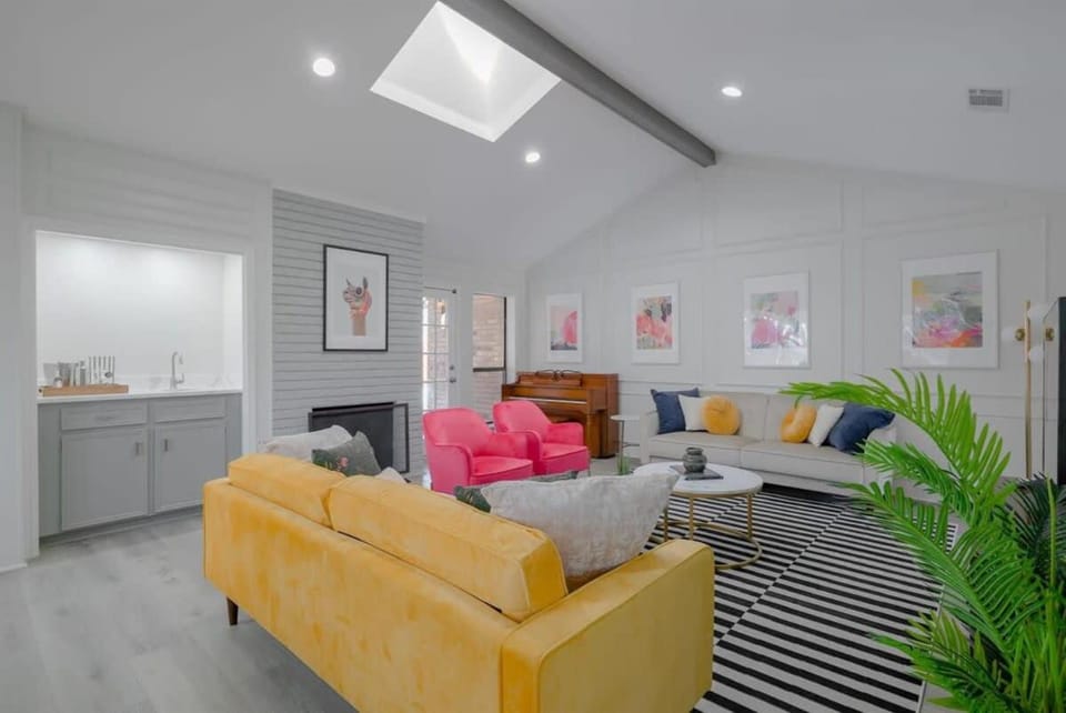 Vibrant Spacious Home w Private Pool and Jacuzzi House in Richardson