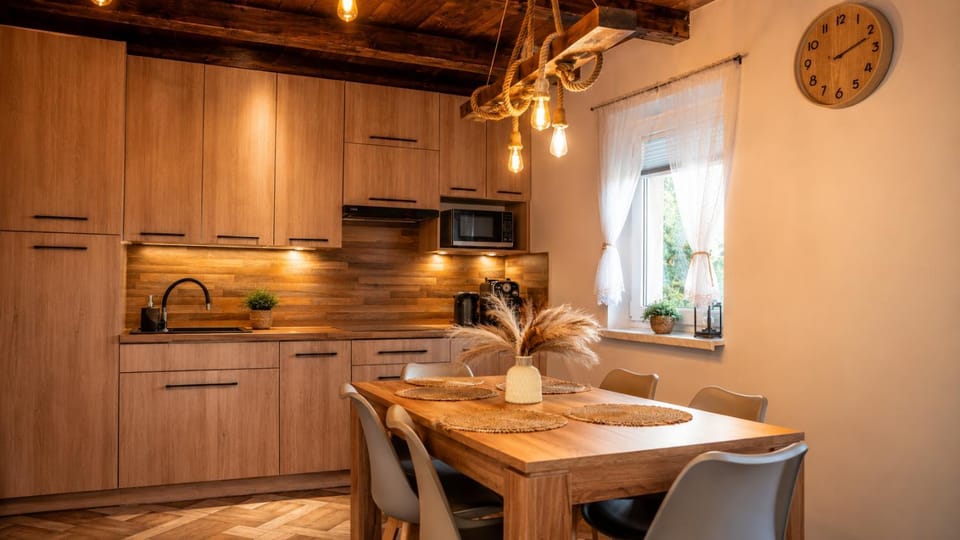 Kitchen or kitchenette, Dining area