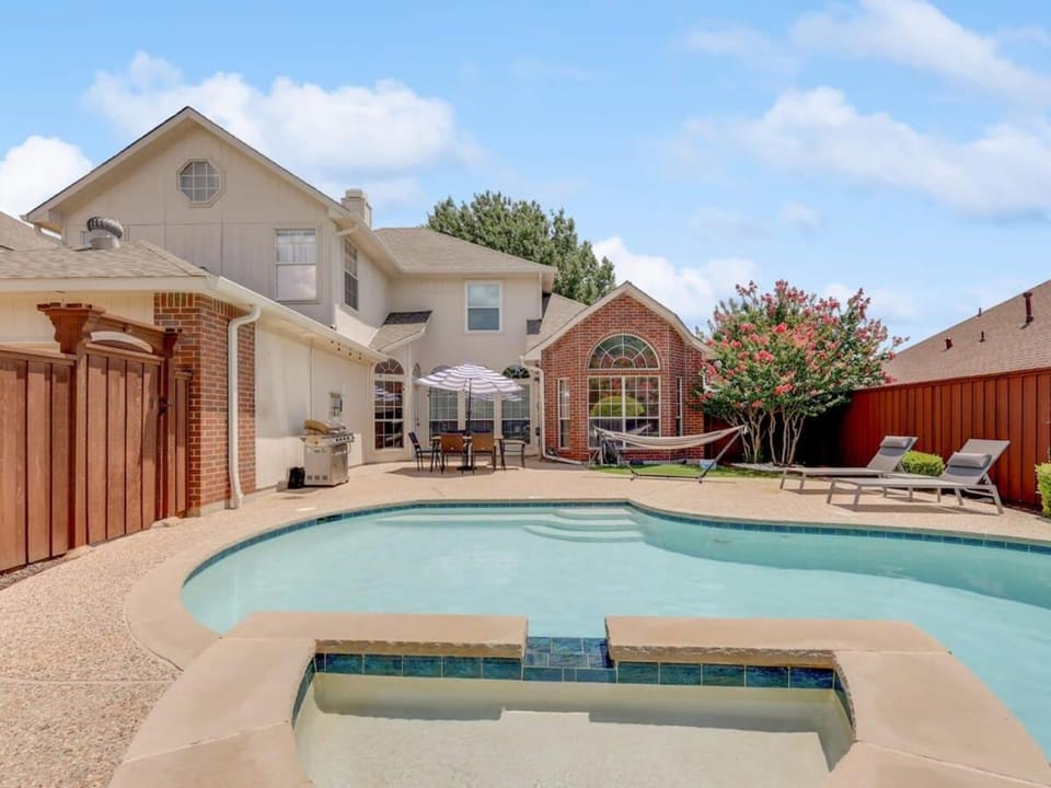 5 Bedrooms Backyard Oasis - Groups Welcome House in Allen