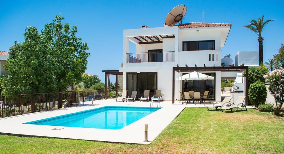 Property building, Patio, Facade/entrance, Spring, Day, Garden, Garden view, Pool view, Swimming pool, Swimming pool, sunbed
