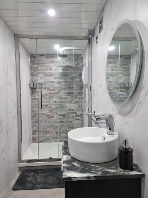 Breda Lodge Cosy Studio Space Apartment in Belfast