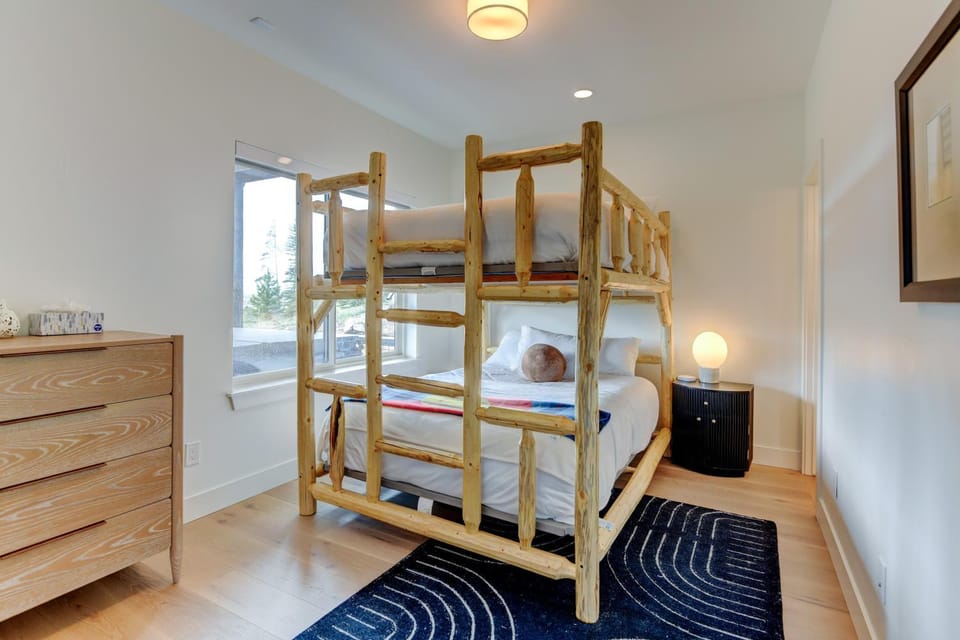 Bedroom, bunk bed