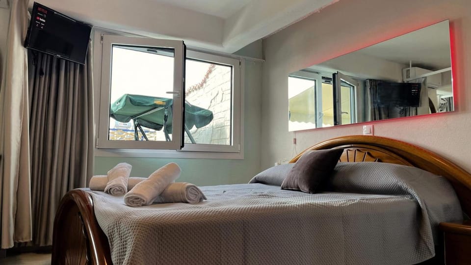 Bed, TV and multimedia, Bedroom, towels