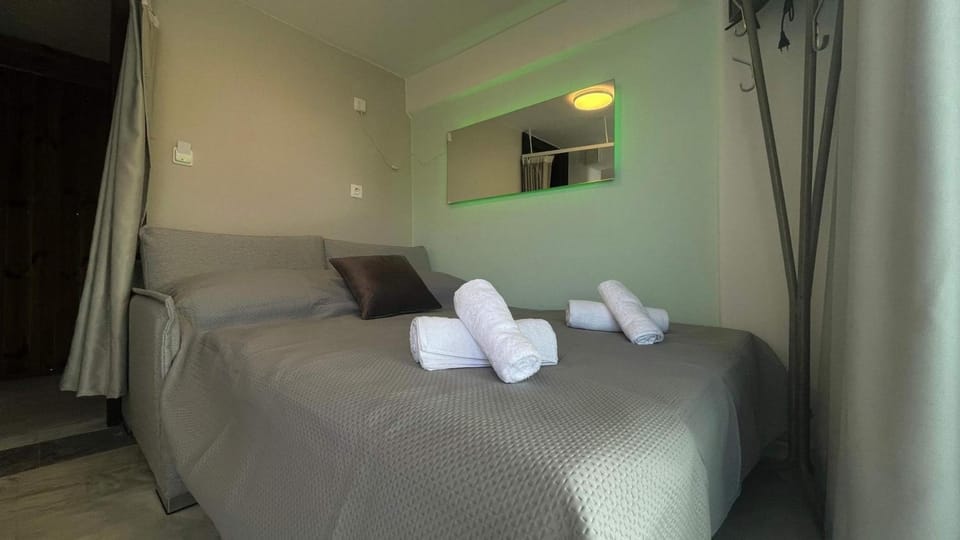 Bed, Bedroom, towels