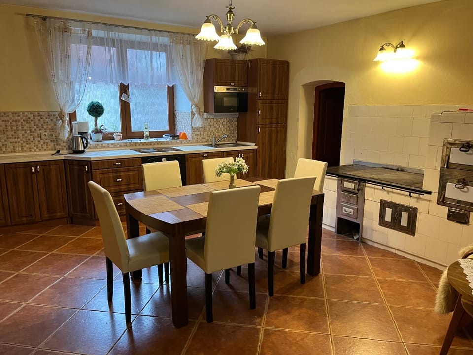 Kitchen or kitchenette, Dining area