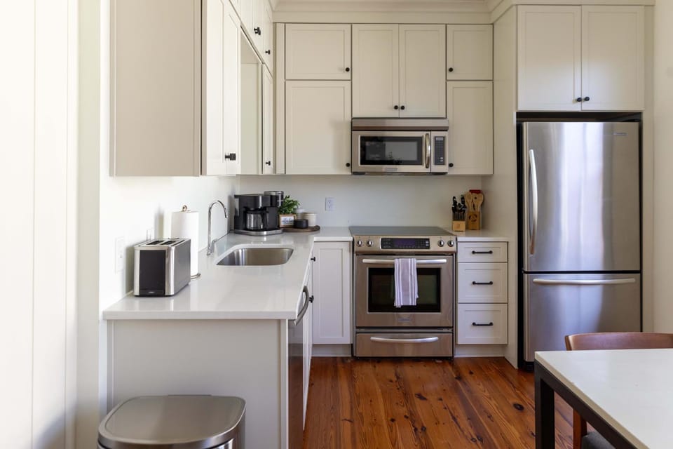 Coffee/tea facilities, Kitchen or kitchenette, microwave, stove, toaster