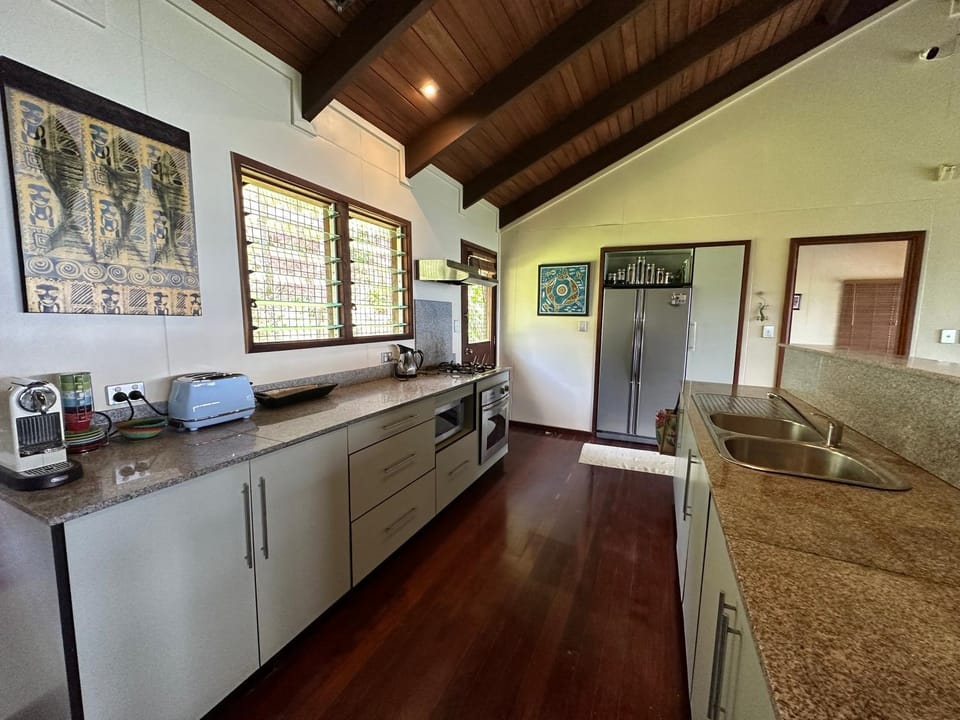 Coffee/tea facilities, oven, stove, toaster, kitchen