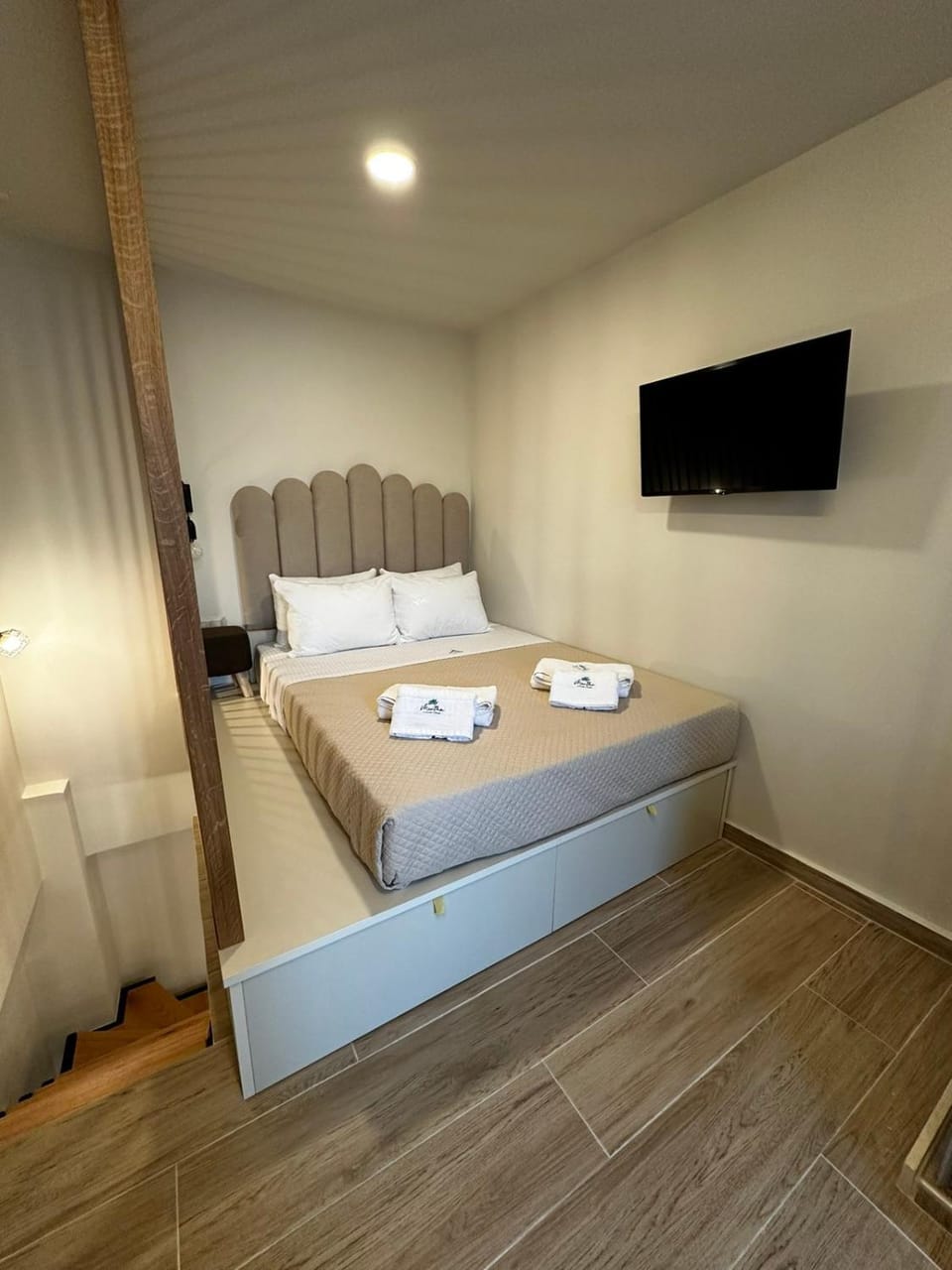 Bed, TV and multimedia, Bedroom