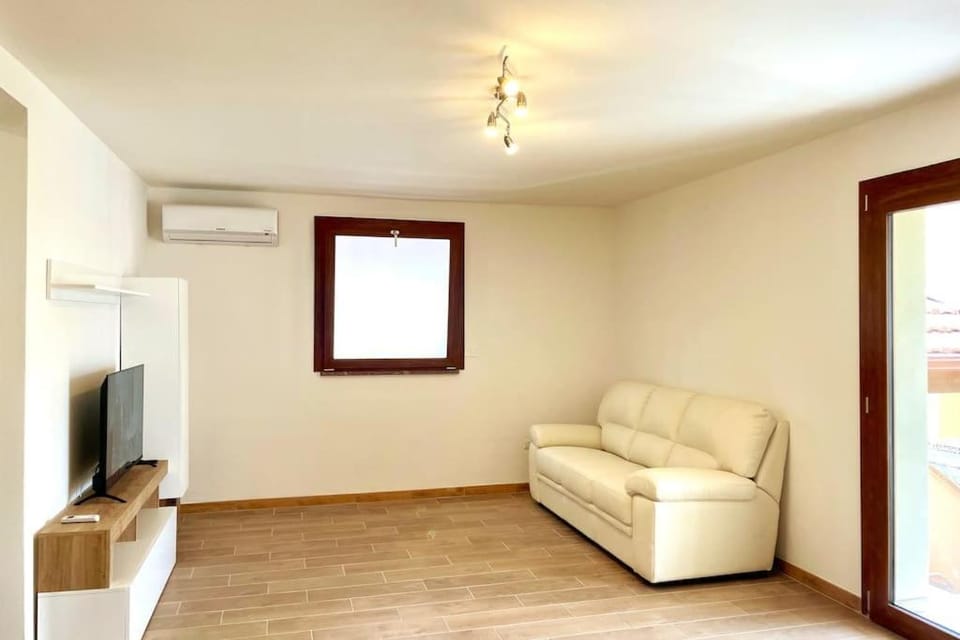Communal lounge/ TV room, TV and multimedia, Living room, Seating area, Evening entertainment, air conditioner