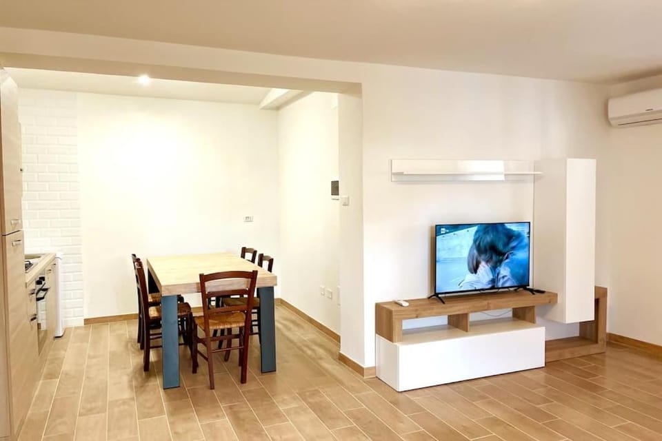 TV and multimedia, Living room, Seating area, Dining area, air conditioner