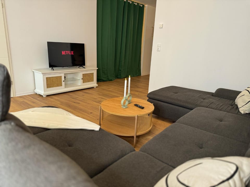 TV and multimedia, Living room, Seating area, Evening entertainment