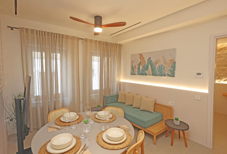 Living room, Seating area, Dining area, fireplace