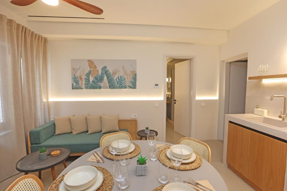 Kitchen or kitchenette, Living room, Seating area, Dining area, fireplace