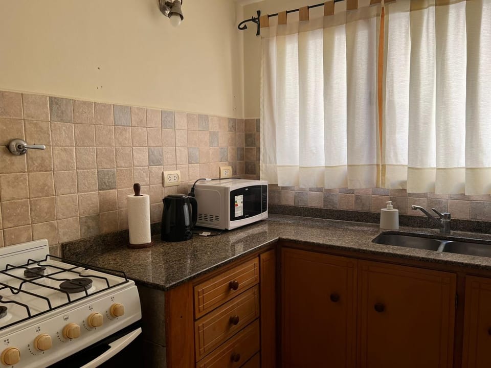 Kitchen or kitchenette, minibar