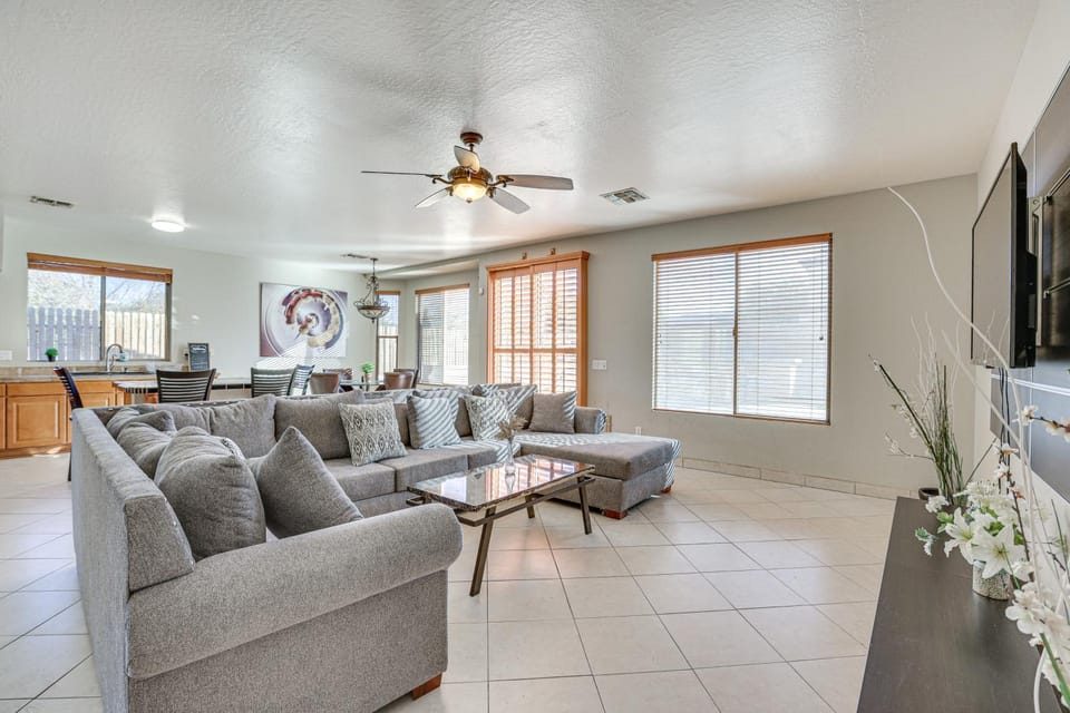 Private Pool & Game Room: Spacious Phoenix Retreat House in Laveen Village