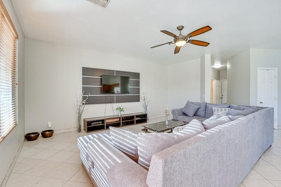 Private Pool & Game Room: Spacious Phoenix Retreat House in Laveen Village
