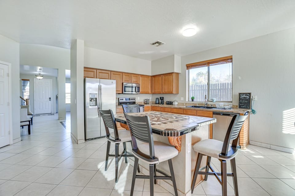 Private Pool & Game Room: Spacious Phoenix Retreat House in Laveen Village