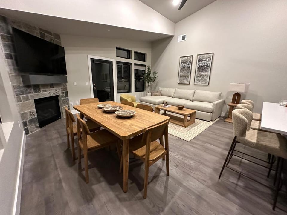New East Deer Valley, 1 min, B6301, Luxury 3br condo, Park City 10 min Apartment in Jordanelle Reservoir