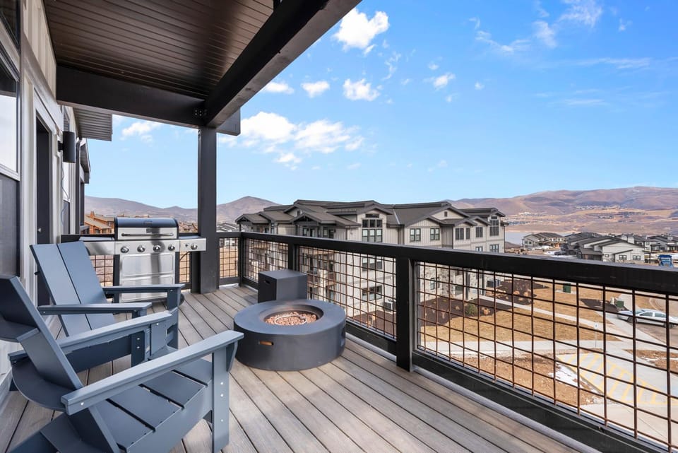 Property building, Off site, Natural landscape, BBQ facilities, Balcony/Terrace, Balcony/Terrace, Mountain view