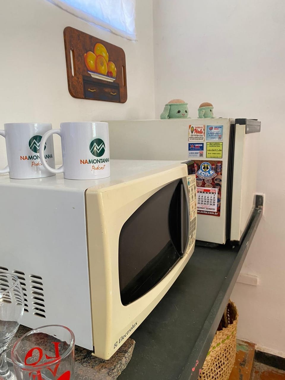 Kitchen or kitchenette, microwave, minibar
