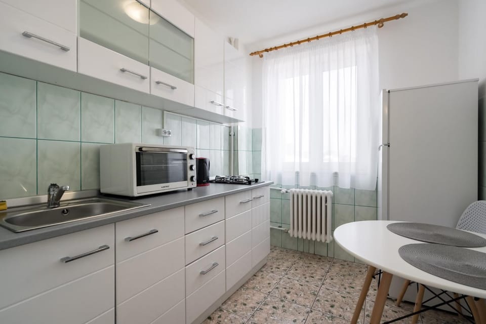 Coffee/tea facilities, Kitchen or kitchenette, stove