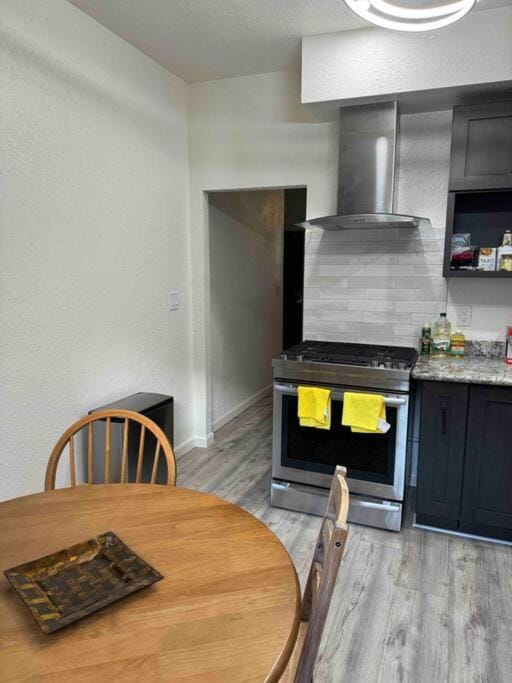 Kitchen or kitchenette, Dining area, oven, stove