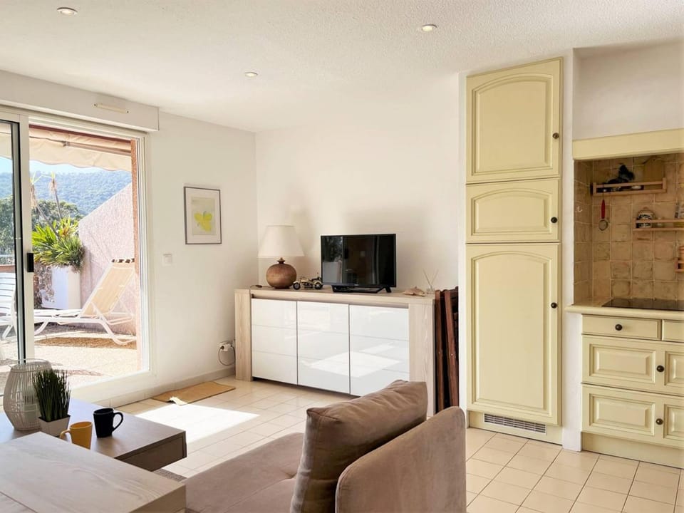 Appartement 3 pièces avec terrasse proche plage - FR-1-251-556 Apartment in Le Lavandou