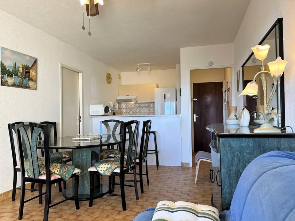 Appartement 2 pièces, 4 couchages - Terrasse, parking, proche plage - Le Lavandou - FR-1-251-543 Apartment in Le Lavandou