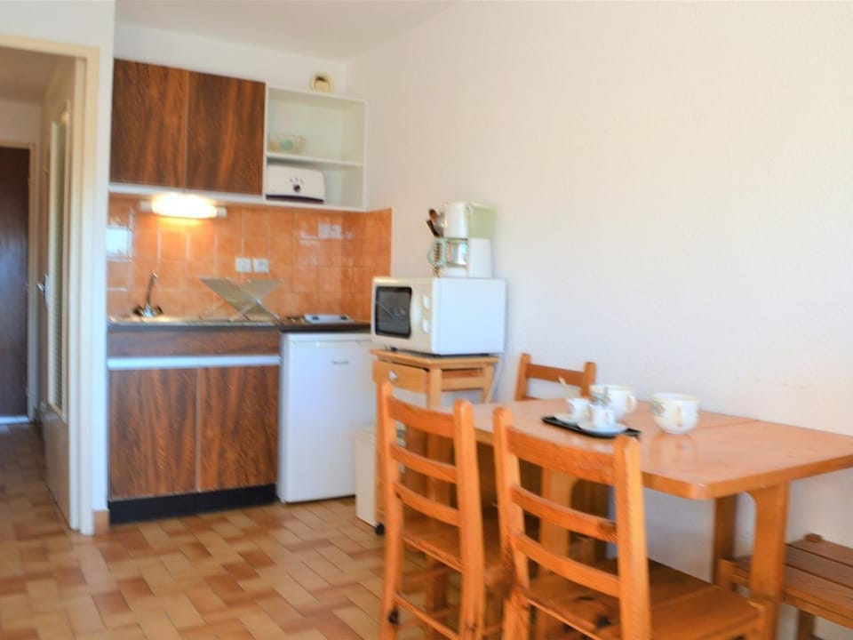 Studio 4 couchages proche plage avec parking et balcon au Lavandou - FR-1-251-557 Apartment in Le Lavandou