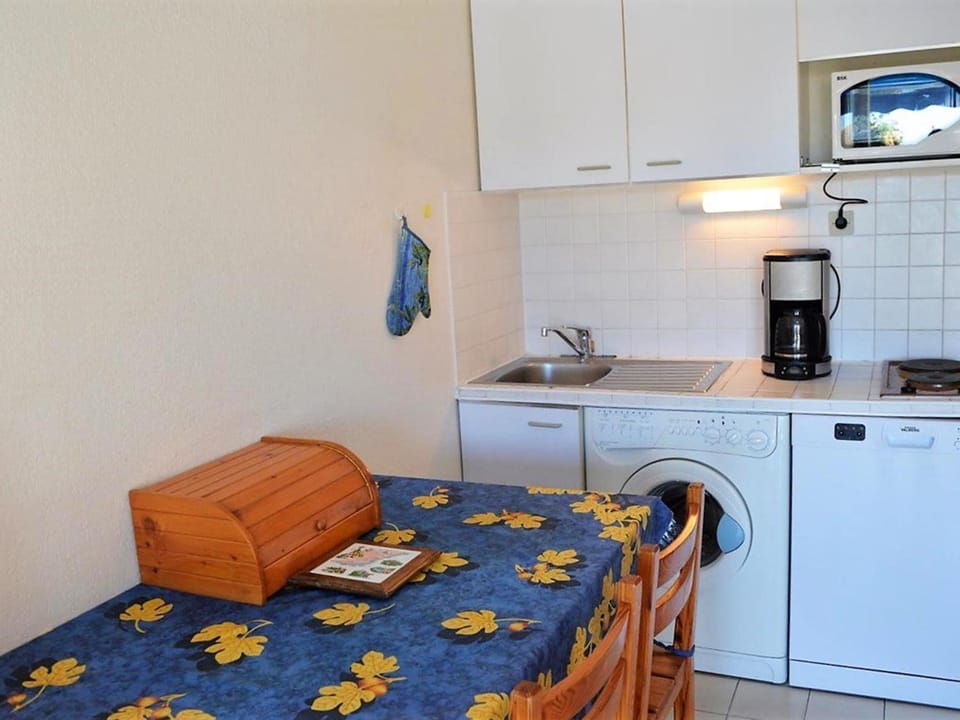 Appartement Duplex 6 Pers, 100m Plage, Terrasse Ensoleillée, Parking Privé, Proche Commerces - FR-1-251-564 Apartment in Le Lavandou