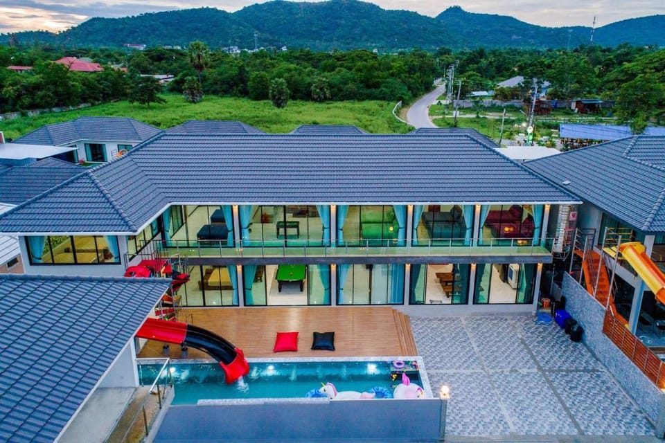 Property building, Day, Natural landscape, Bird's eye view, Mountain view, Parking