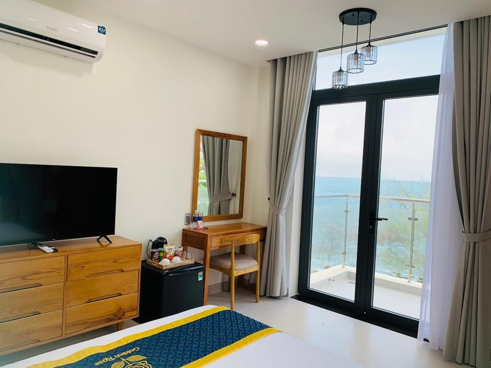Bed, TV and multimedia, Photo of the whole room, Landmark view, Sea view, air conditioner