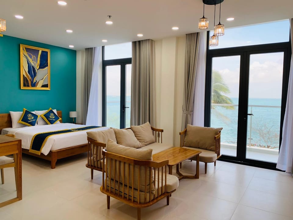 Bed, Photo of the whole room, Seating area, Bedroom, Mountain view