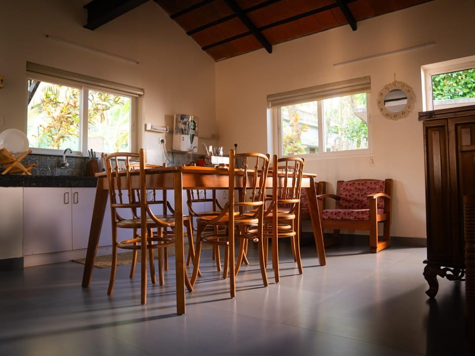 Kitchen or kitchenette, Seating area, Dining area