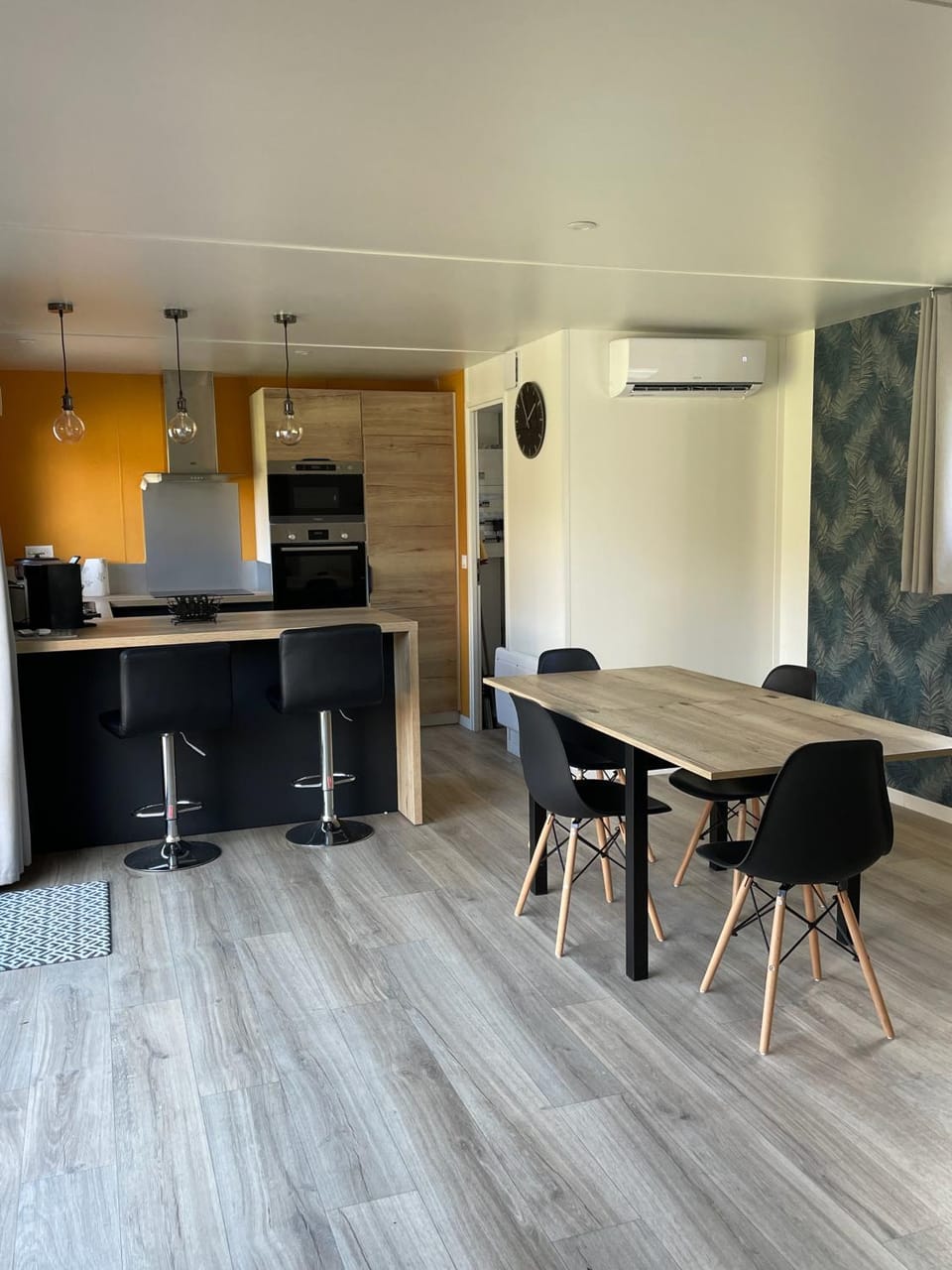 Restaurant/places to eat, Seating area, Dining area, Meals, kitchen