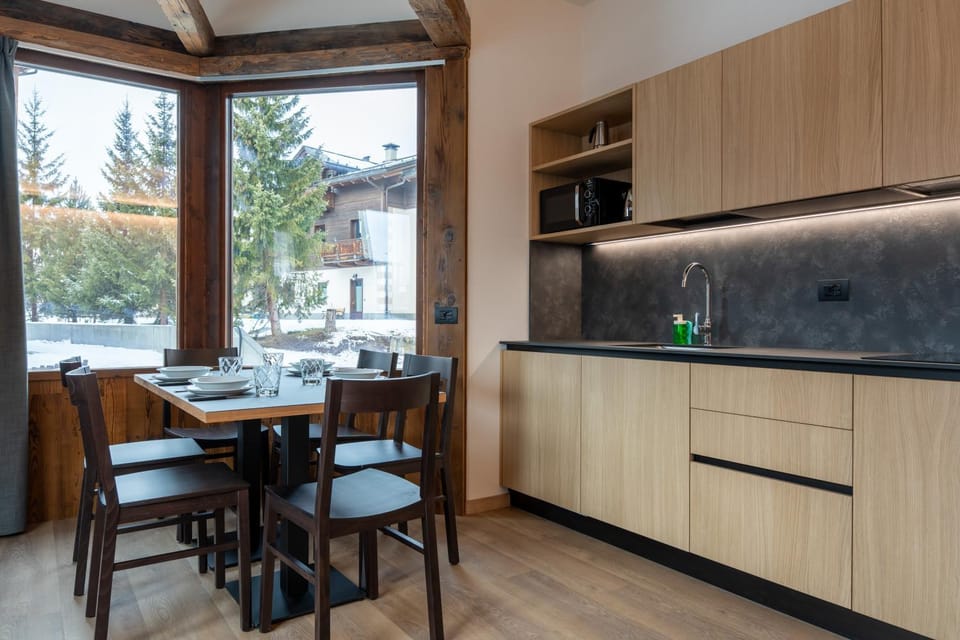 Kitchen or kitchenette, Dining area